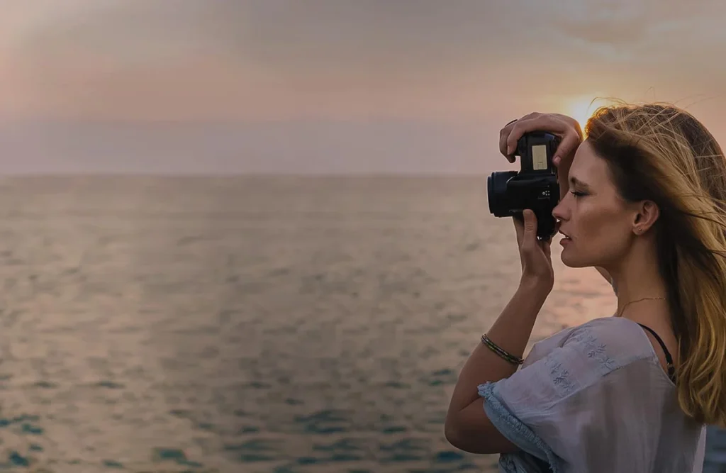 Fotografa al tramonto sul mare